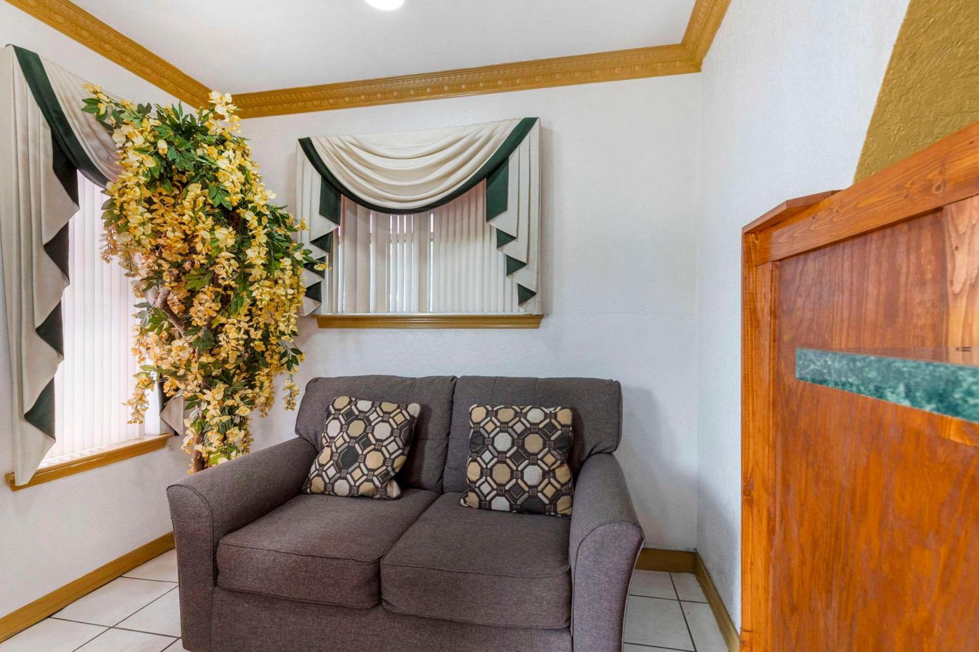 Econo Lodge Inn & Suites Near Lackland Afb Сан Антонио Екстериор снимка